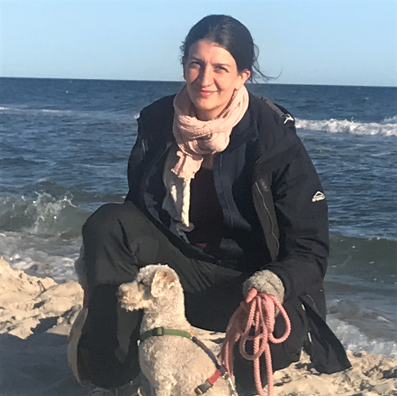 Elin med hund vid havet